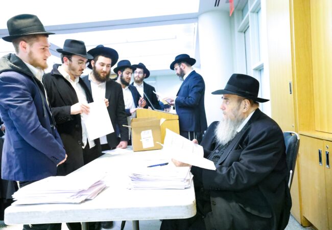 Rabbi Kotlarsky Interviews Hundreds of Bochurim Embarking on Largest Pesach Merkos Shlichus Yet